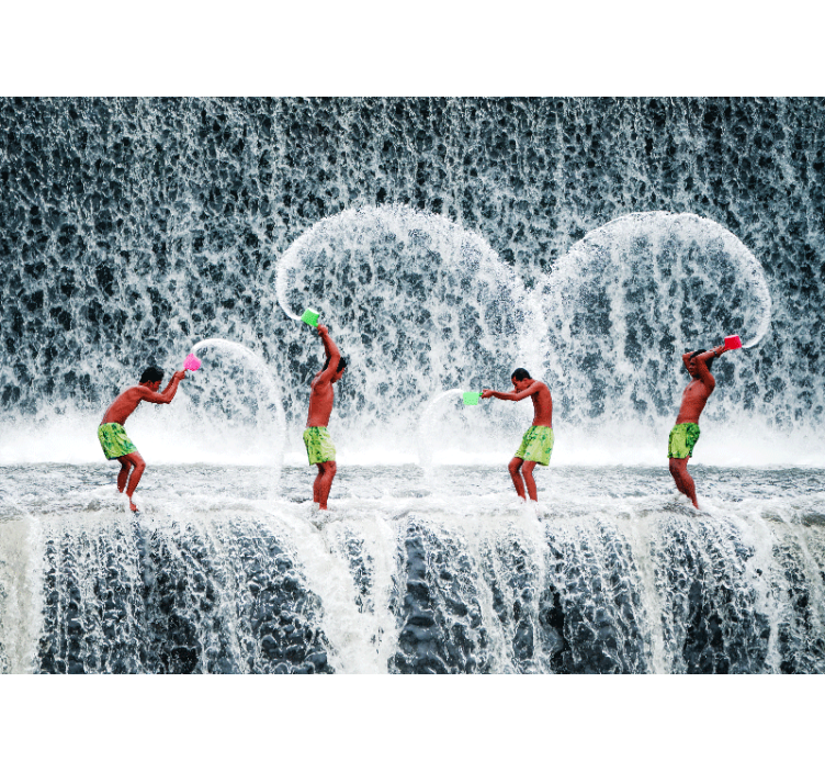 People wall mural playful water splash - TenStickers