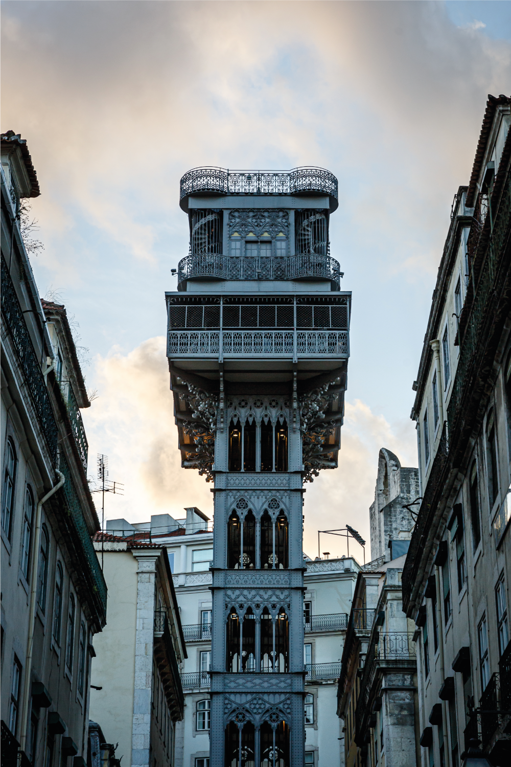 Living room poster of lisbon elevator - TenStickers