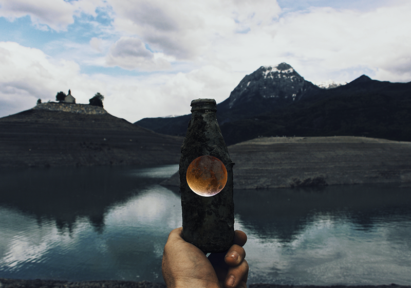 Bottle Moon View nature vinyl rug - TenStickers